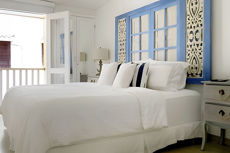 Old Town's Huge 4 Bedroom Deluxe Apt