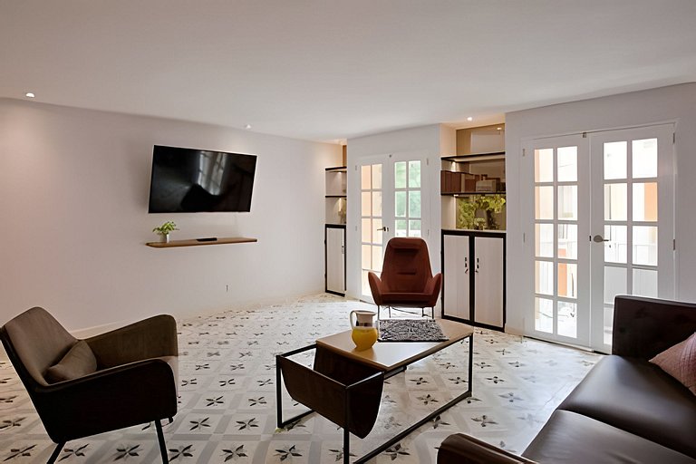 Stylish Old-Town Duplex 2BR, AC, Netflix, Hot Wa