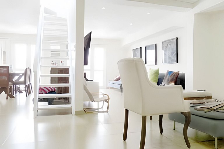 Old Town's Huge 4 Bedroom Deluxe Apt