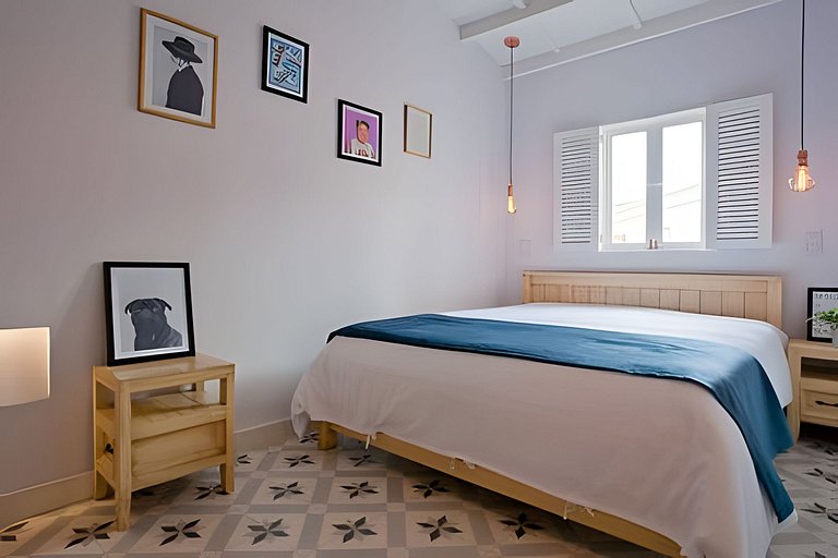 Stylish Old-Town Duplex 2BR, AC, Netflix, Hot Wa