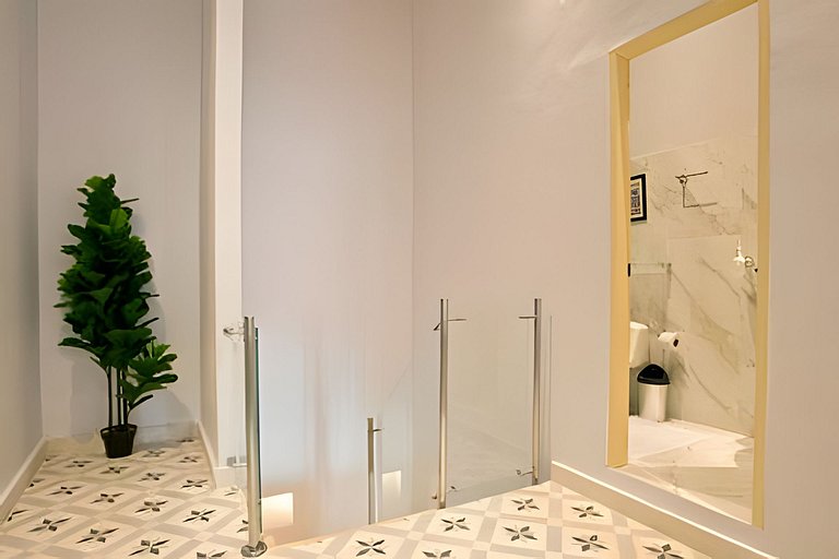 Stylish Old-Town Duplex 2BR, AC, Netflix, Hot Wa