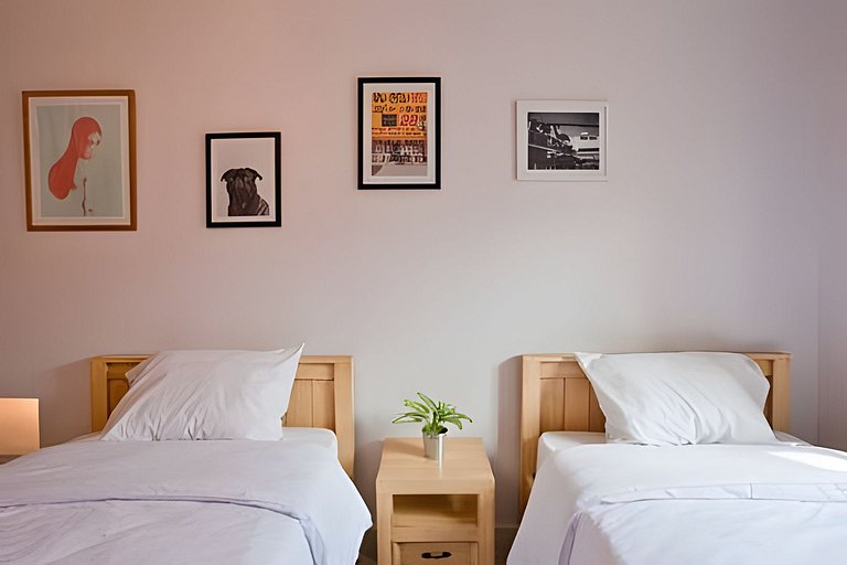 Stylish Old-Town Duplex 2BR, AC, Netflix, Hot Wa