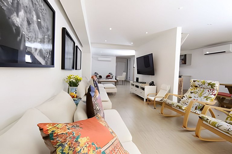 Old Town's Huge 4 Bedroom Deluxe Apt