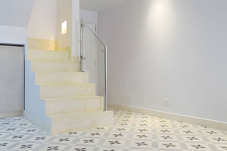 Stylish Old-Town Duplex 2BR, AC, Netflix, Hot Wa