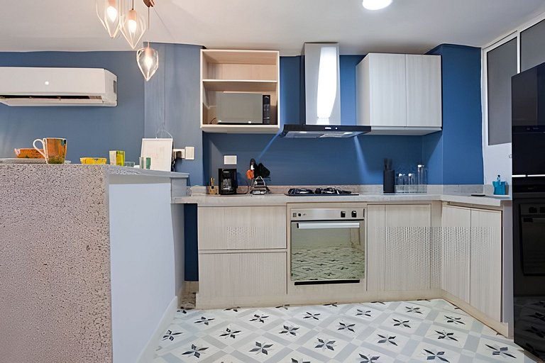 Stylish Old-Town Duplex 2BR, AC, Netflix, Hot Wa