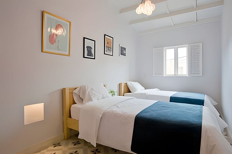 Stylish Old-Town Duplex 2BR, AC, Netflix, Hot Wa