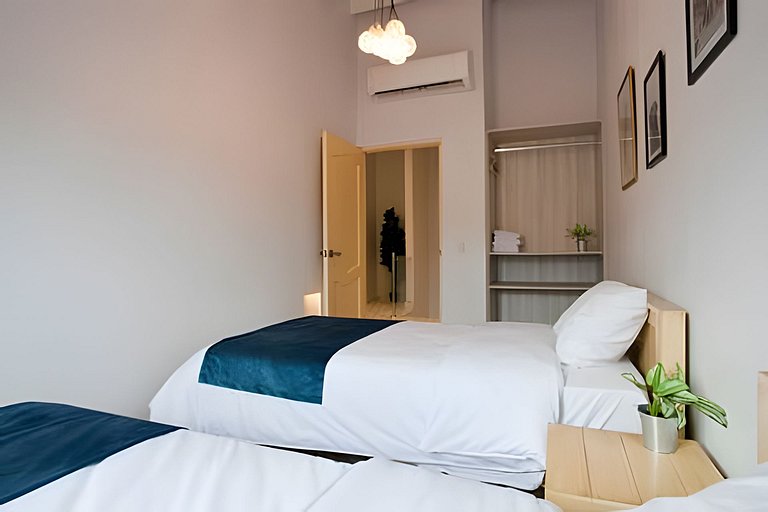 Stylish Old-Town Duplex 2BR, AC, Netflix, Hot Wa