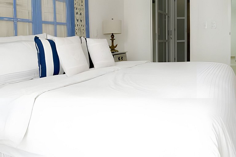 Old Town's Huge 4 Bedroom Deluxe Apt