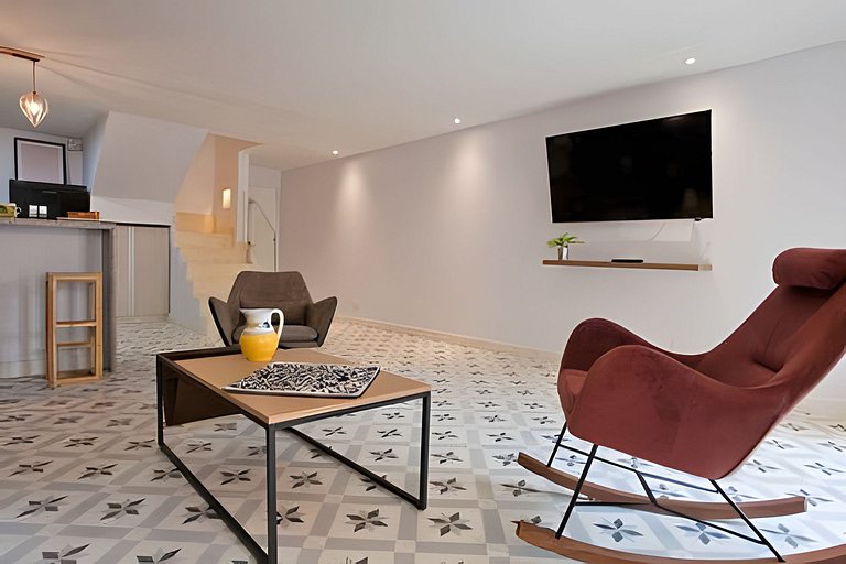 Stylish Old-Town Duplex 2BR, AC, Netflix, Hot Wa