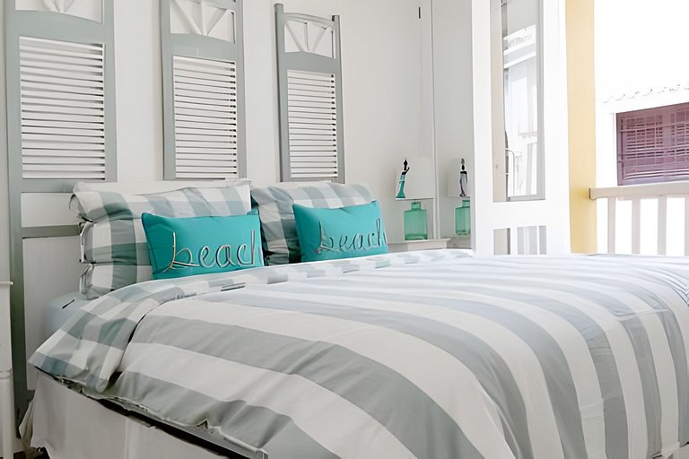 Old Town's Huge 4 Bedroom Deluxe Apt