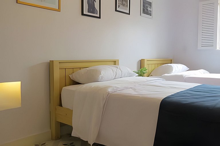 Stylish Old-Town Duplex 2BR, AC, Netflix, Hot Wa