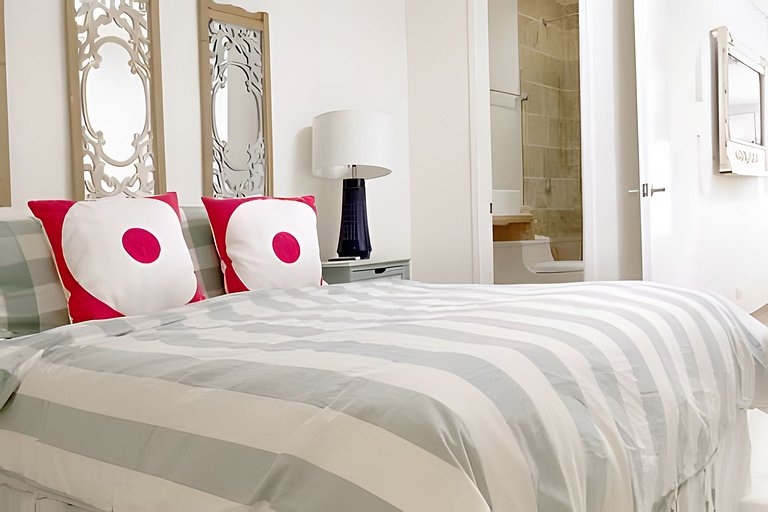 Old Town's Huge 4 Bedroom Deluxe Apt