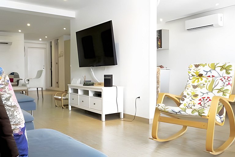 Old Town's Huge 4 Bedroom Deluxe Apt