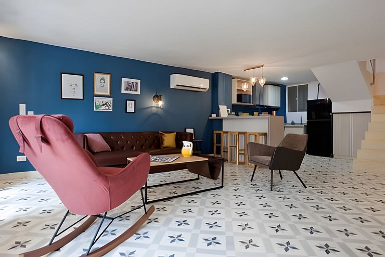 Stylish Old-Town Duplex 2BR, AC, Netflix, Hot Wa