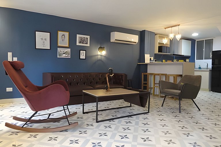 Stylish Old-Town Duplex 2BR, AC, Netflix, Hot Wa