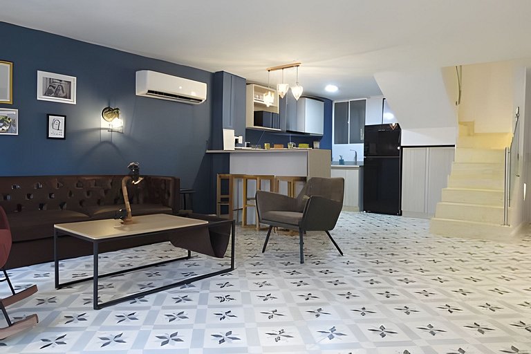 Stylish Old-Town Duplex 2BR, AC, Netflix, Hot Wa