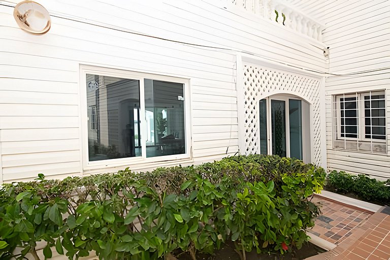 Lux Beach House w/ Rooftop Pool