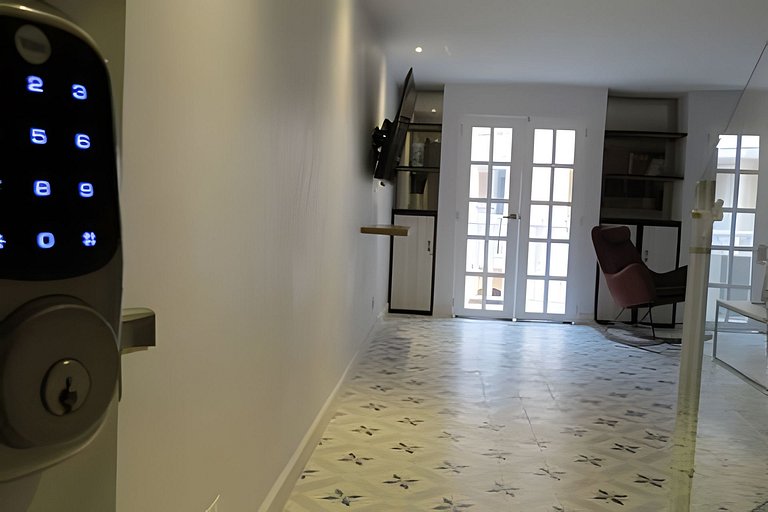 Stylish Old-Town Duplex 2BR, AC, Netflix, Hot Wa