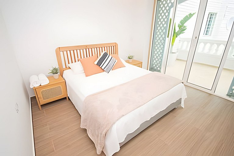 Lux Beach House w/ Rooftop Pool