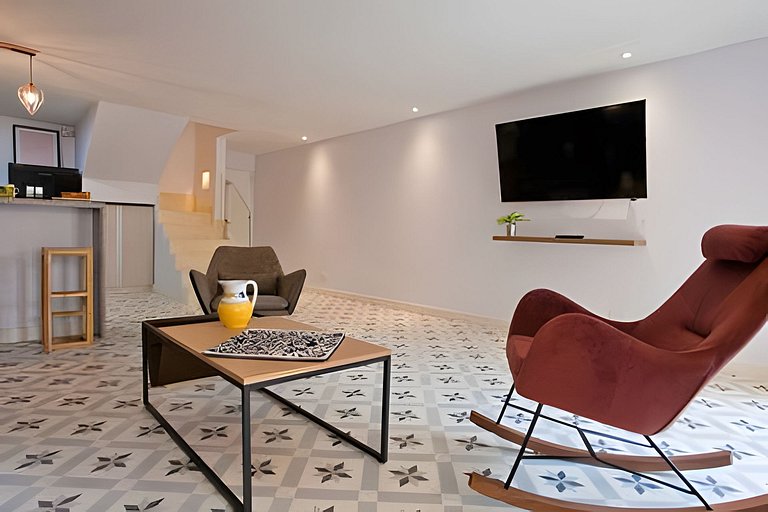 Stylish Old-Town Duplex 2BR, AC, Netflix, Hot Wa