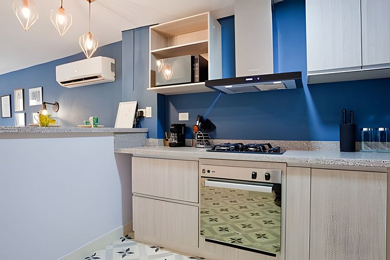 Stylish Old-Town Duplex 2BR, AC, Netflix, Hot Wa