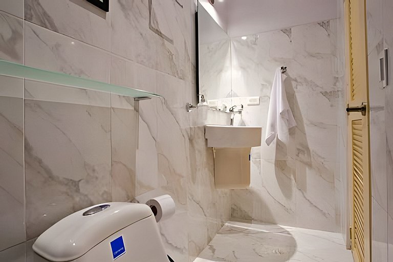 Stylish Old-Town Duplex 2BR, AC, Netflix, Hot Wa