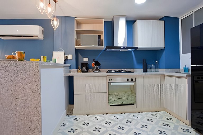 Stylish Old-Town Duplex 2BR, AC, Netflix, Hot Wa