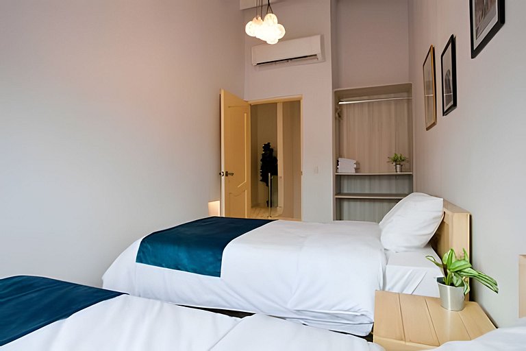 Stylish Old-Town Duplex 2BR, AC, Netflix, Hot Wa