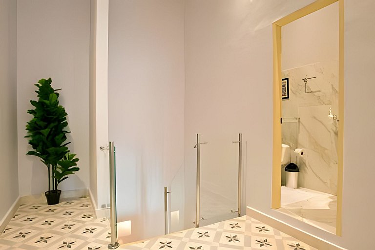 Stylish Old-Town Duplex 2BR, AC, Netflix, Hot Wa