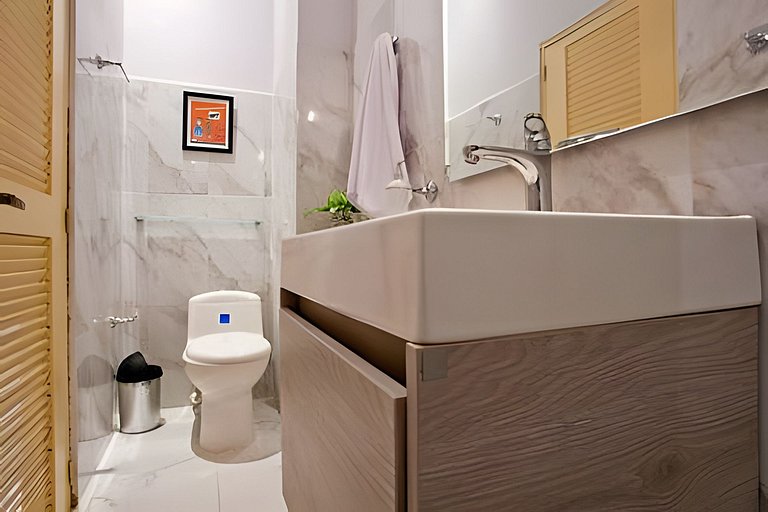 Stylish Old-Town Duplex 2BR, AC, Netflix, Hot Wa