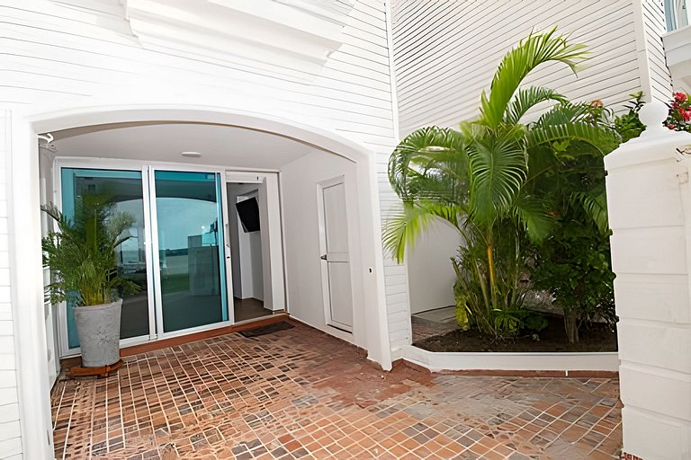 Lux Beach House w/ Rooftop Pool