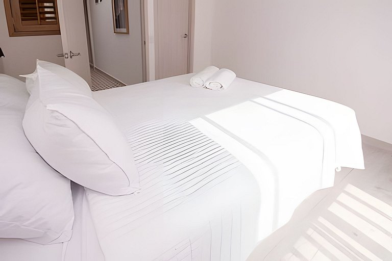 Hip, Lovely & Artsy 2BR Duplex, Hot Water+Wifi+A/C