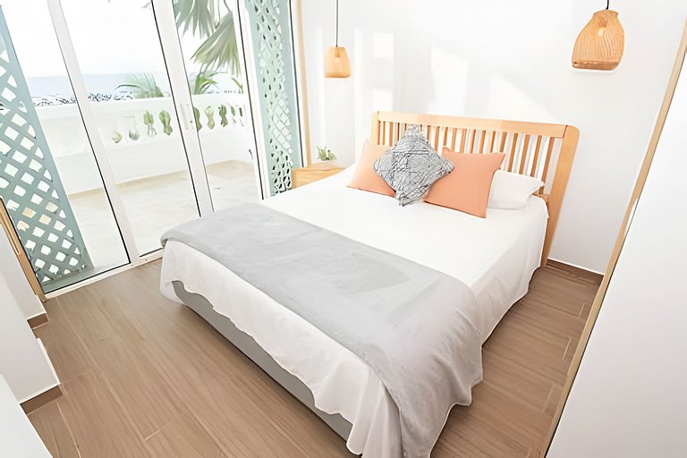 Lux Beach House w/ Rooftop Pool