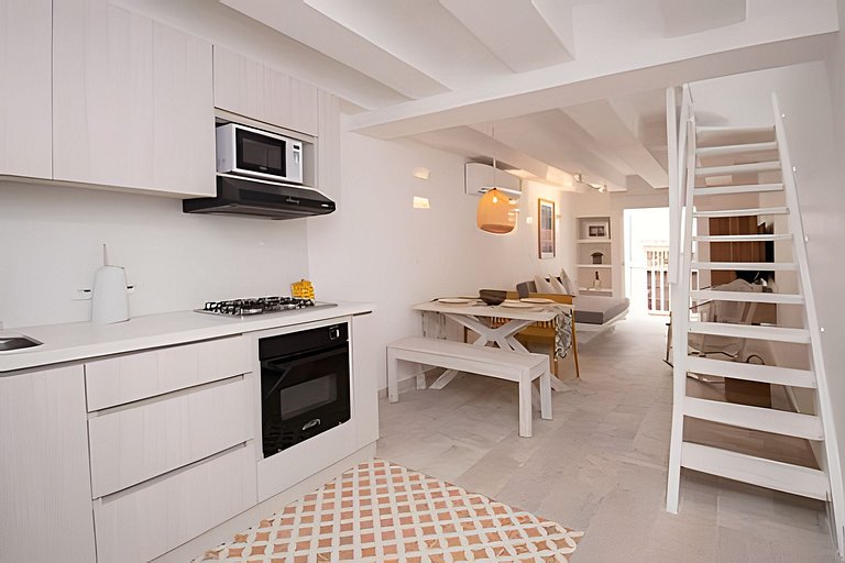 Hip, Lovely & Artsy 2BR Duplex, Hot Water+Wifi+A/C