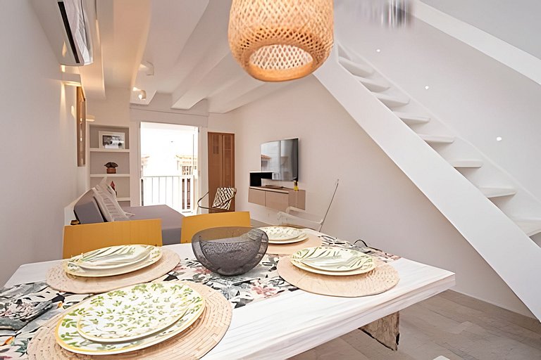 Hip, Lovely & Artsy 2BR Duplex, Hot Water+Wifi+A/C