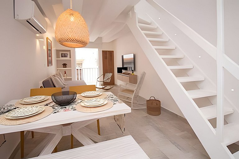 Hip, Lovely & Artsy 2BR Duplex, Hot Water+Wifi+A/C