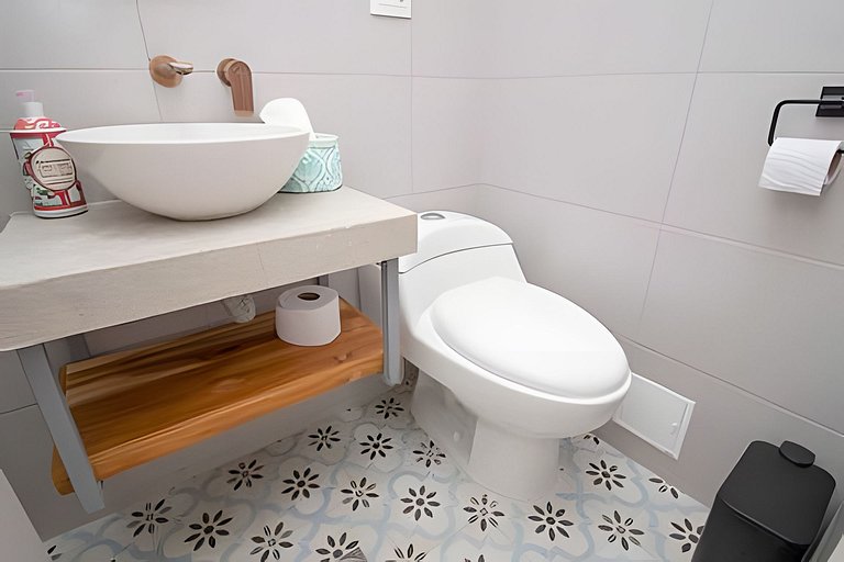 Hip, Lovely & Artsy 2BR Duplex, Hot Water+Wifi+A/C