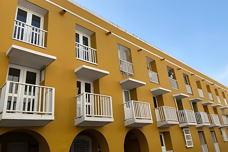 Hip, Lovely & Artsy 2BR Duplex, Hot Water+Wifi+A/C