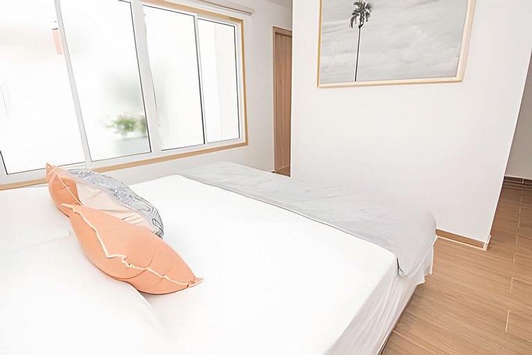 Lux Beach House w/ Rooftop Pool