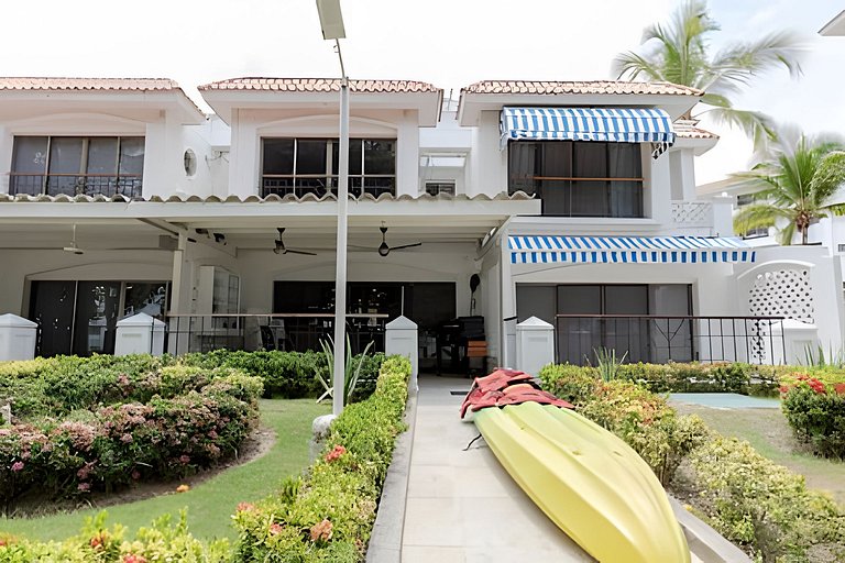 Hermosa y Moderna Casa Frente al Mar WIFi y Kayak