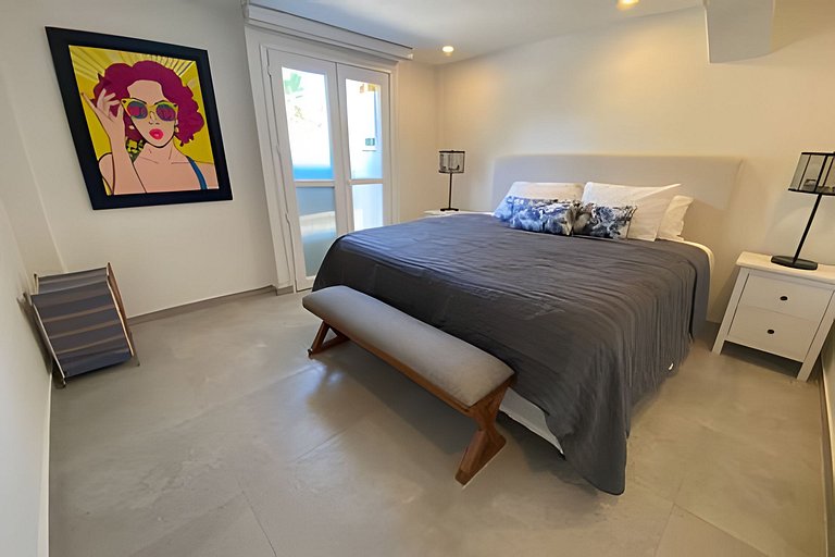 DEAL! Hip & Lovely Apt in Old Town, Hot Water