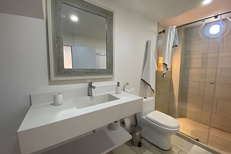 DEAL! Hip & Lovely Apt in Old Town, Hot Water