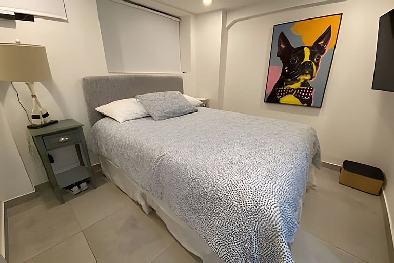 DEAL! Hip & Lovely Apt in Old Town, Hot Water