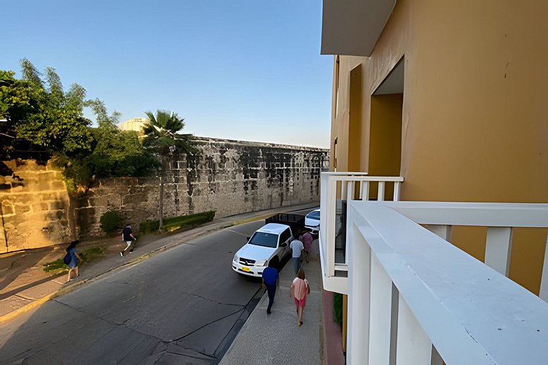 DEAL! Hip & Lovely Apt in Old Town, Hot Water