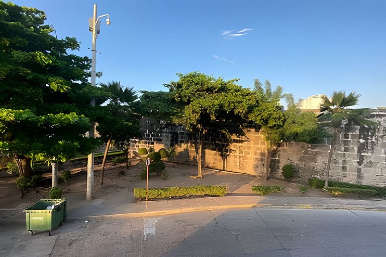 DEAL! Hip & Lovely Apt in Old Town, Hot Water