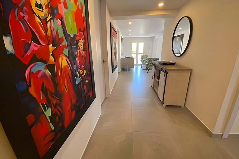 DEAL! Hip & Lovely Apt in Old Town, Hot Water