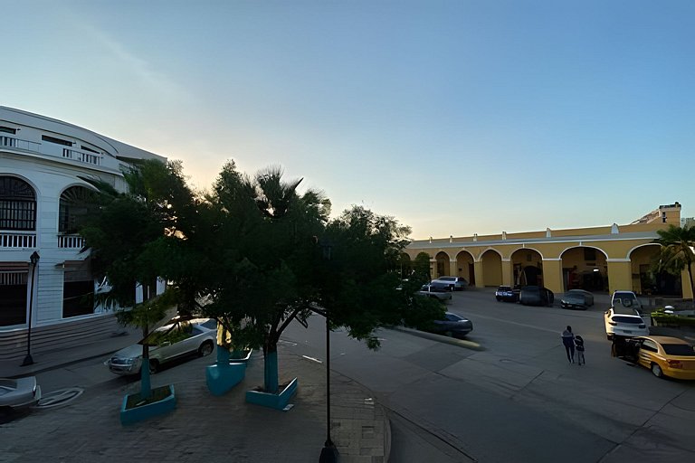 DEAL! Hip & Lovely Apt in Old Town, Hot Water