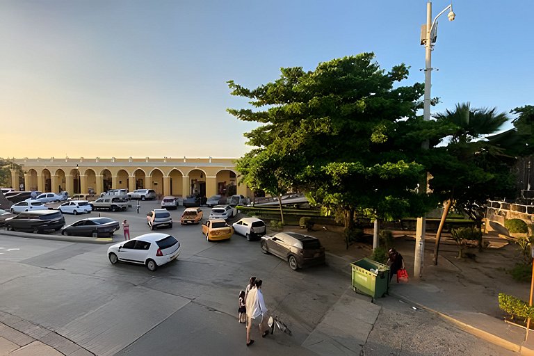 DEAL! Hip & Lovely Apt in Old Town, Hot Water