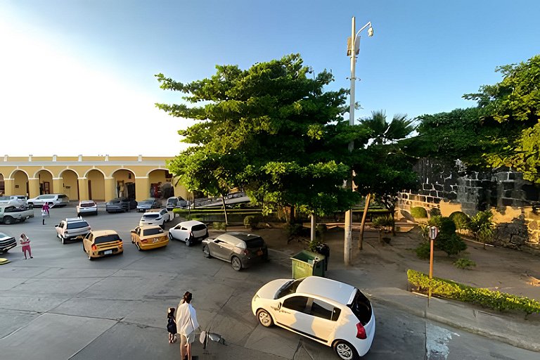 DEAL! Hip & Lovely Apt in Old Town, Hot Water