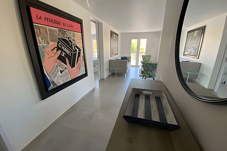 DEAL! Hip & Lovely Apt in Old Town, Hot Water